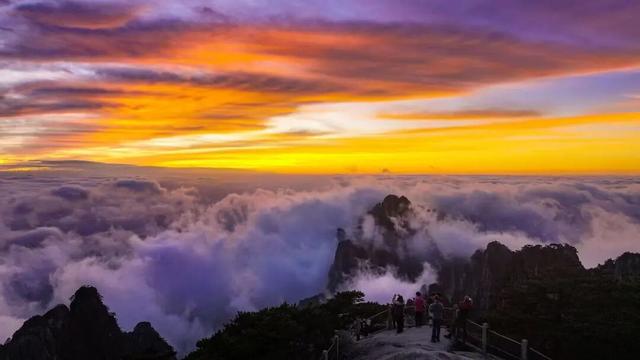 黄山秋景现场播报：云海“开挂”，秋色“沸腾”，抓紧冲