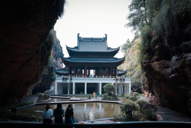 游在鹰潭｜中式美学深度游！山水、烟火、古建玩法全解锁，承包你的诗意周末