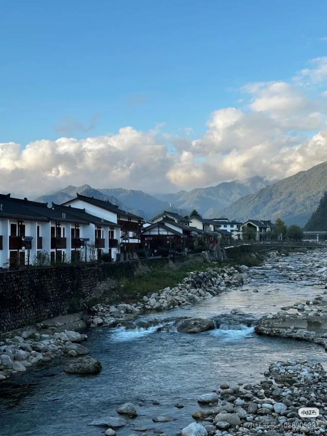 国庆不打挤！高铁2.5H直达冷门小县城，景色惊艳国鸟遍地！物价超低，2元吃鲜辣美食！