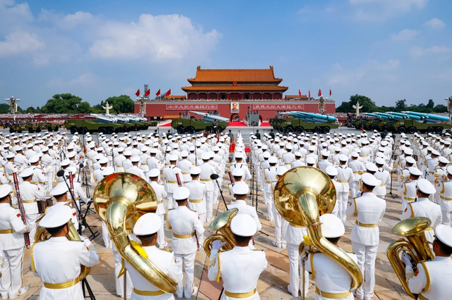 阅兵结束后先进装备亮相北京街头