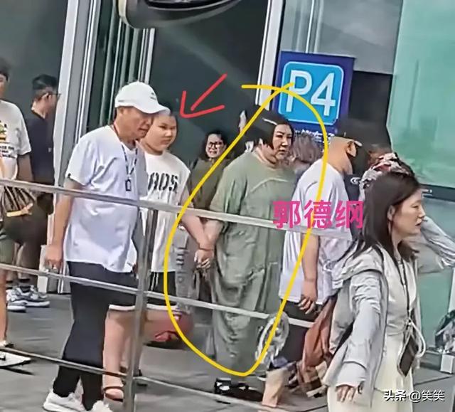 郭德纲一家现身上海，王惠穿绿裙胖到没脖子、10岁郭汾阳长歪了