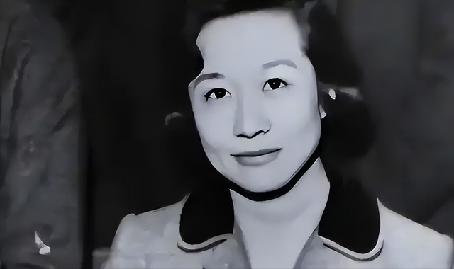 1981年，杜聿明的葬礼上，女儿杜致礼和杨振宁的留影，悲痛难掩！