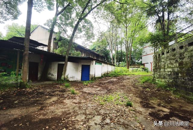 物是人非锈蚀没落的四川岳池县翠湖假日酒店