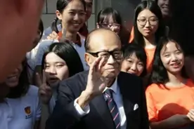 李嘉诚：96岁千亿富翁的简朴生活，轮椅代步，不爱山珍海味爱青菜图片