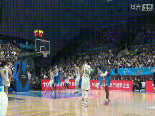 杨鸣遭驱逐辽宁负北京！谁注意到他跟赵睿沟通判罚，太想赢了！