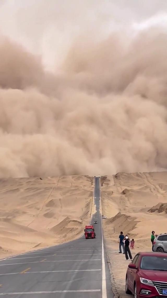 中国发明高效率“吞沙巨兽”，一天吞噬沙漠40亩，已在甘肃使用