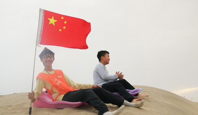 姚晨12岁儿子南疆徒步，牙齿参差不齐长相一般，个头很高大脚抢镜