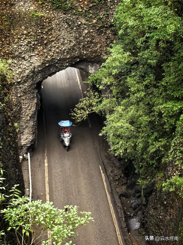 川陕交界的210国道上，有唯一的一段单行线，藏着蜀道上两个秘密