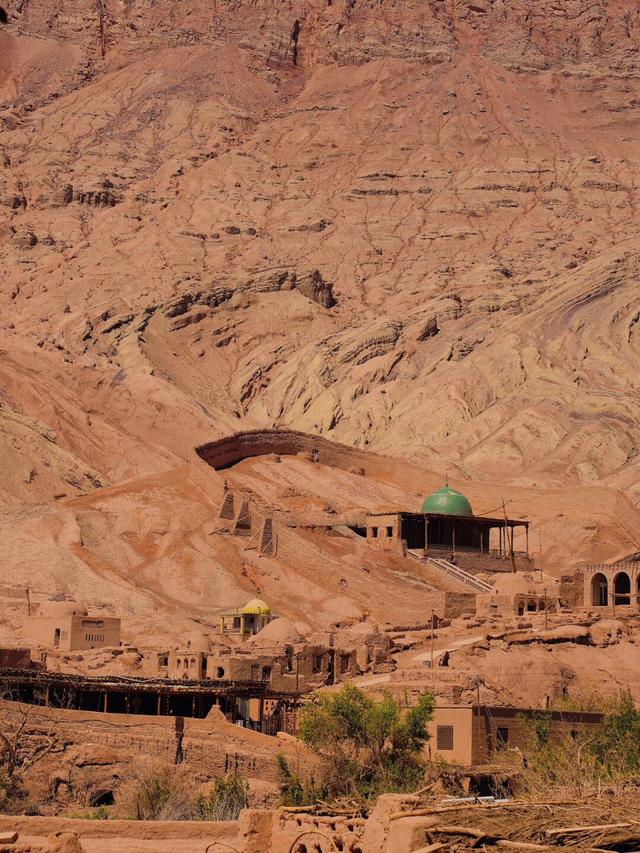 月薪8000留不住人，牧民靠万亩草场维生，新疆的上限下限超乎想象