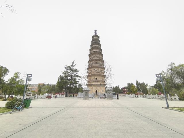 永城崇发寺塔，就在街心闹市广场，游客免费参观~游河南古塔22