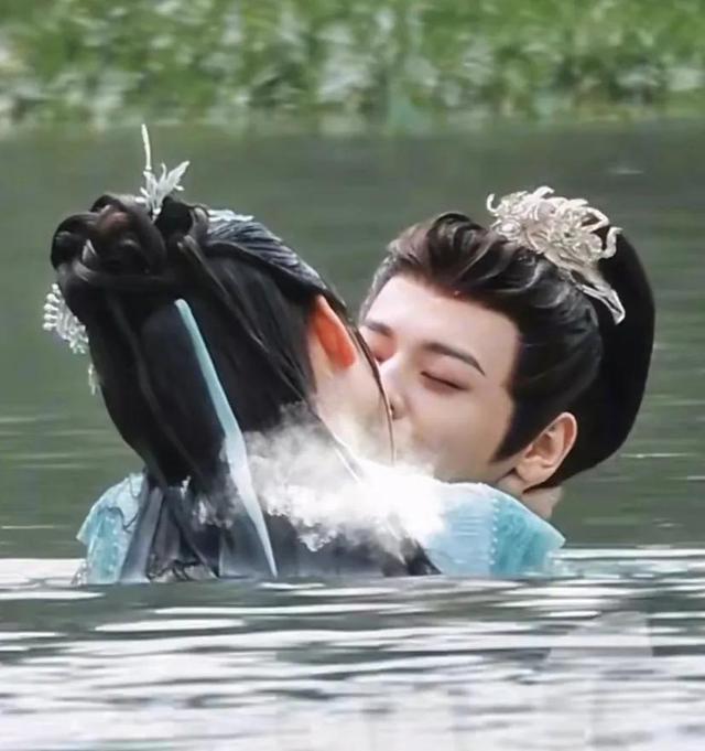 拦腰抱、湿身吻，《暗河传》2搭的他俩，贡献了全剧最大尺度