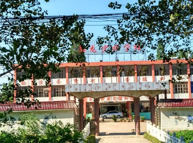 释永信家庭背景：大哥开武校，四弟已出家，母亲和二哥相依为命