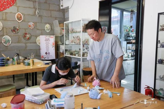 卡皮巴拉在屋里吹空调，小孩儿在吧台边钓鱼——