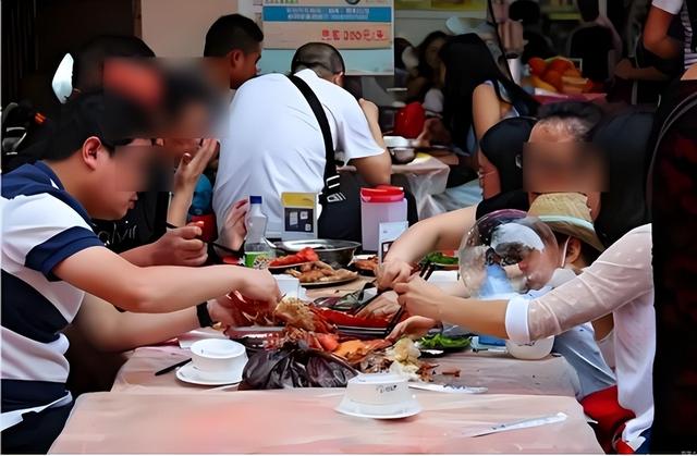 扎堆，宰客还不够？为什么旅游体验总是这么差？