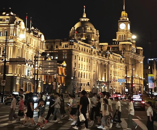 上海外滩近代建筑群夜景，让很多人停下了脚步！