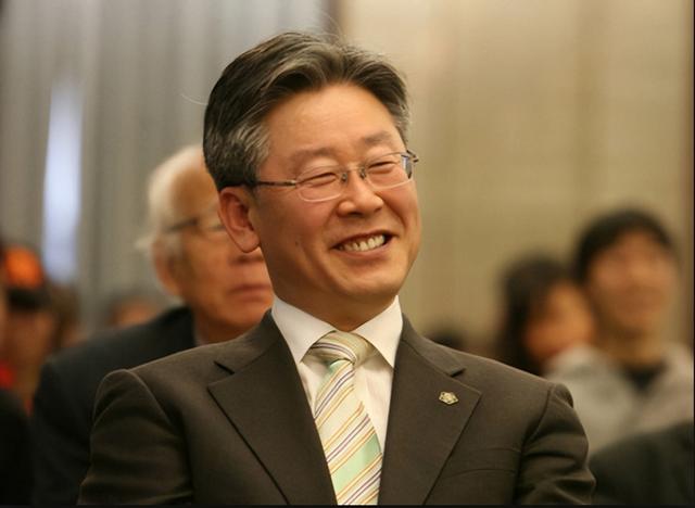 李在明果然聪明：美国逼他对台海表态，他马上出新牌，半岛或变天