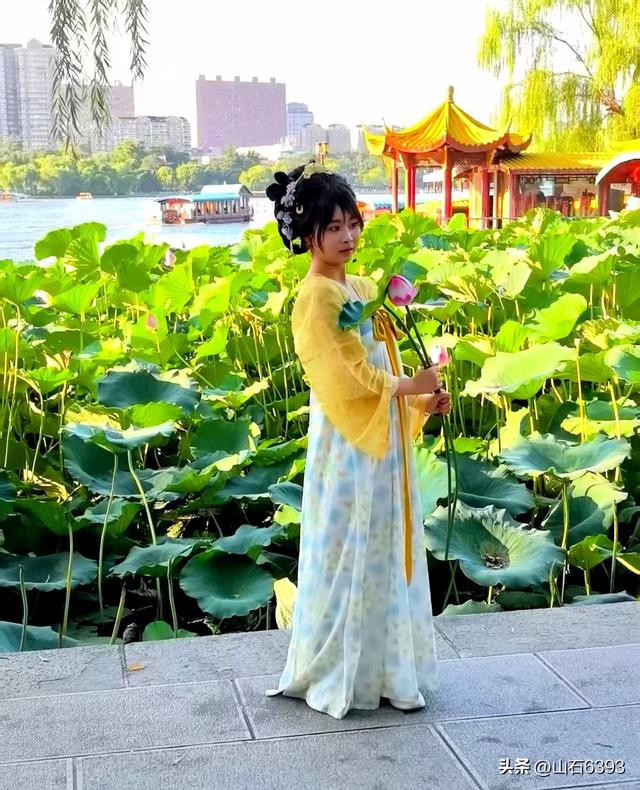 《雨荷厅畔荷香美女乐》～新华社原军事记者陶俊峰泉城大明湖美拍