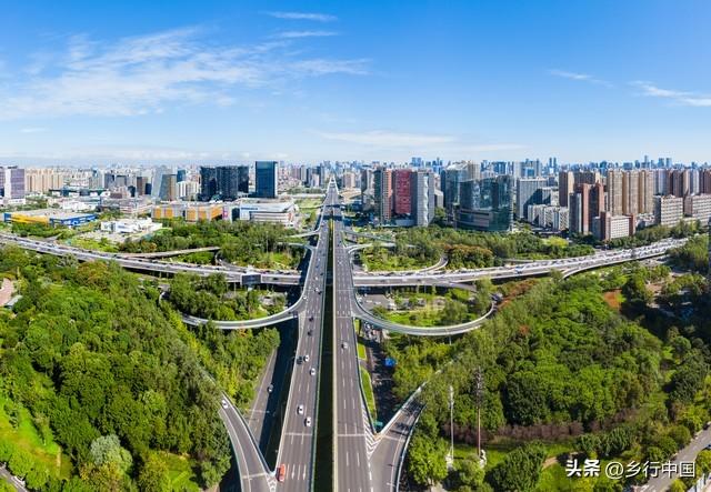 天府广场：从国旗之下到千年深处，一条大道串起的城市史诗