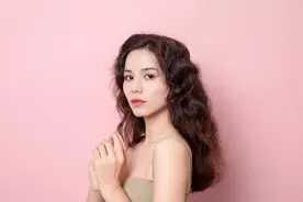女人这样和你开玩笑，就是对你“有意思”，别不懂图片
