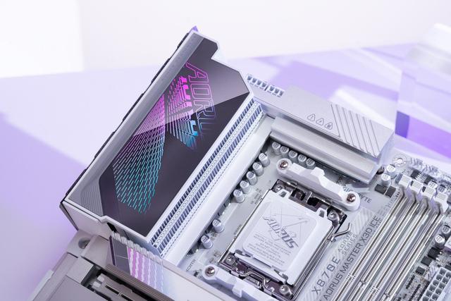 X3D处理器“最佳搭档” 技嘉X870E AORUS MASTER X3D ICE超级冰雕评测
