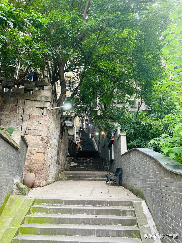 寻面之旅第678站：在枣子岚垭发现5元的小面