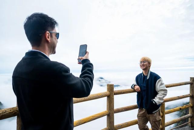 第三只眼看中国·打卡魅力江西 | 外籍博主赞叹明月山云海奇观，高山奇景震撼世界！