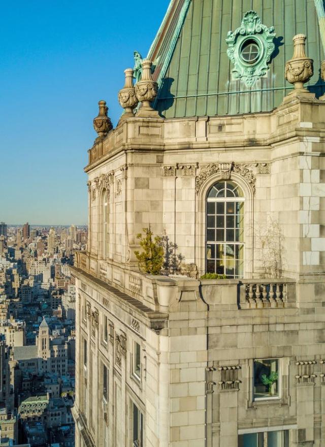 现实盖茨比！他到处发钱，捐几千万后突然死亡，才发现钱是偷的？