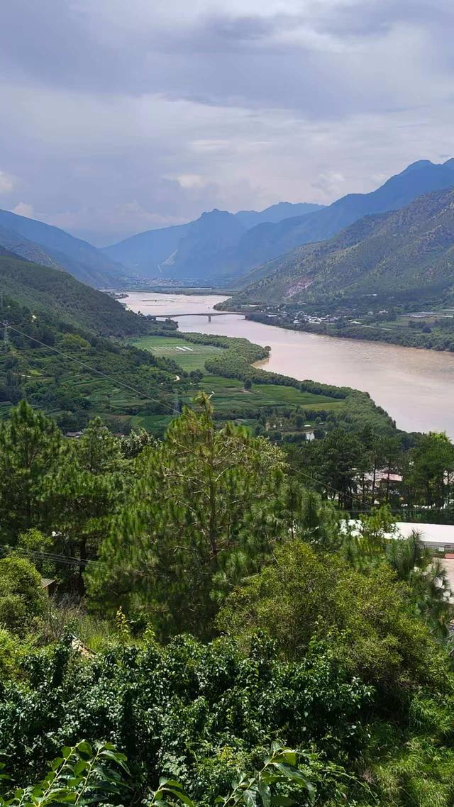 名城诵读百姓讲堂走进虎跳峡 沉浸式感悟长江精神