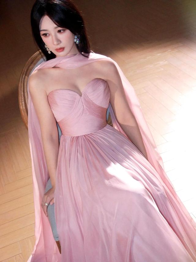 杨紫绝美写真，一席粉色抹胸裙，甜美性感！