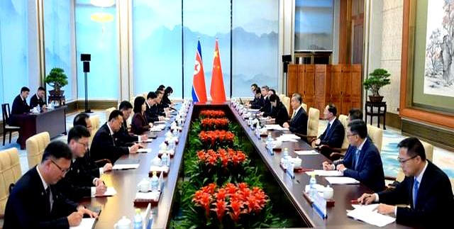 朝外相飞抵中国，有2件事要办！金正恩在阅兵前打出关键牌
