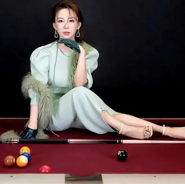 女子花式九球打法选手，潘晓婷：写真欣赏。