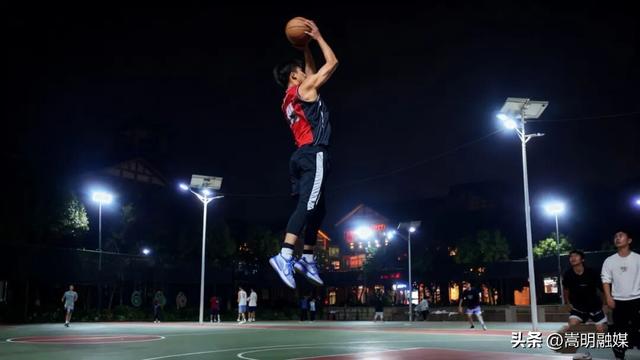 自在嵩明丨一站式遛娃、美食、运动！银杏广场的夜太会玩