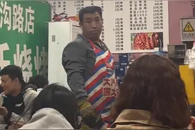 笑不活了，又一个淄博烧烤老板被累毁了，我却笑死在网友的评论区图片