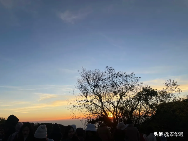 泰国小长假期间，超10000名游客涌向清迈茵他侬山