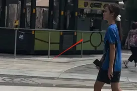 甜馨现身环球影城游玩，运动风打扮秀大长腿，肤色晒黑像贾乃亮图片