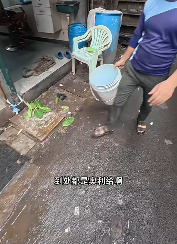 中国夫妻探秘印度贫民窟：丈夫被石头砸满头包，妻子一直被打臀部