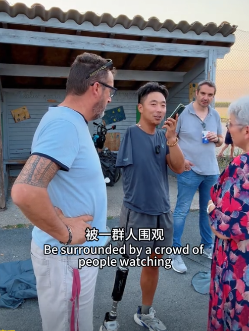 独腿骑行博主到法国小镇，意外被外国人疯狂投喂，感动的说不出话