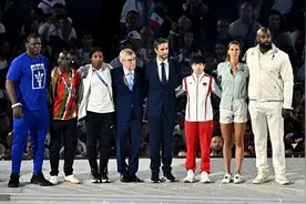 亚洲骄傲！巴黎奥运会闭幕式，孙颖莎代表亚洲运动员登台图片