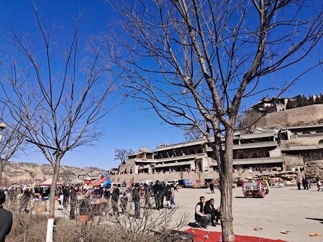 一边喊穷一边旅游？国庆景区爆满的真相，又酸又无奈