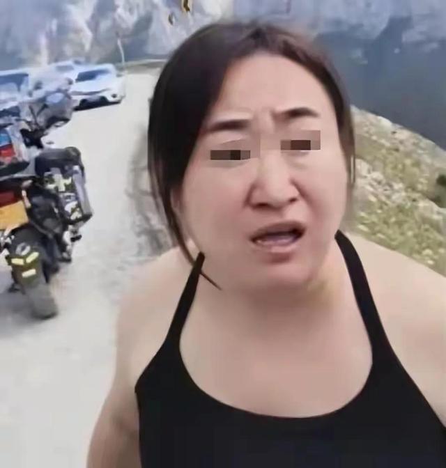 又一个奔驰姐！女司机路口长鸣笛，催促骑手让行，最后直接撞上了