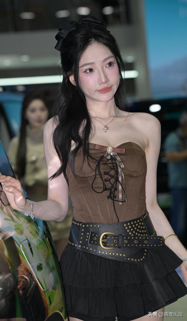 女孩街头一笑，路人齐刷刷掏出手机，这瞬间美得让人窒息