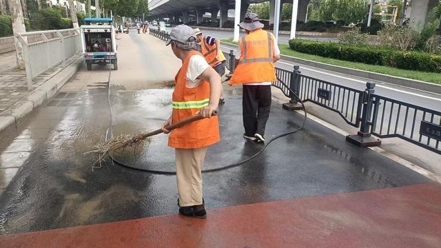 暴雨后郑州市区交通秩序已恢复正常