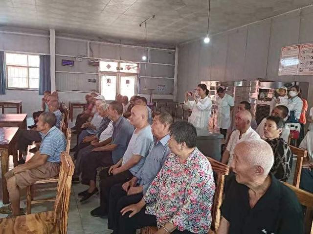 浓浓爱洒敬老院 殷殷情暖老人心