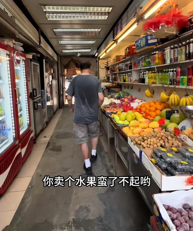 大陆女子游香港，买桃说了5句普通话被老板骂，玩两天被歧视两天
