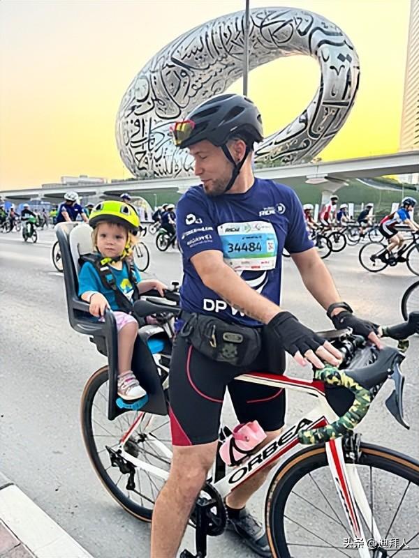 2025迪拜骑行活动 | 四万骑手将谢赫扎耶德路变成了“骑行天堂”