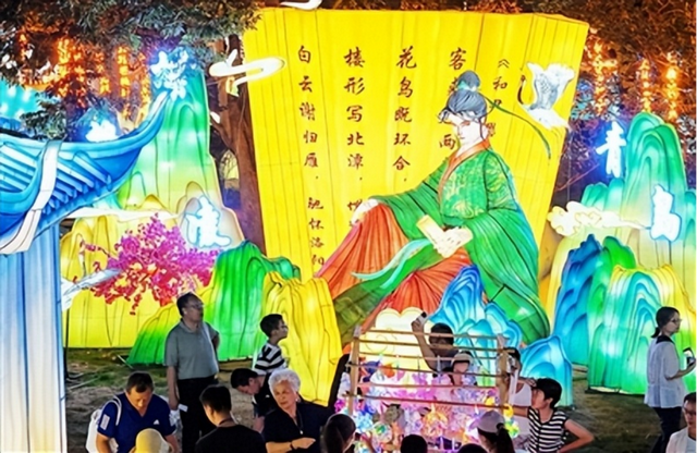 来青必打卡 光影艺术正狂欢 市民热心当导游：“和前海一线‘打包’看才过瘾！”