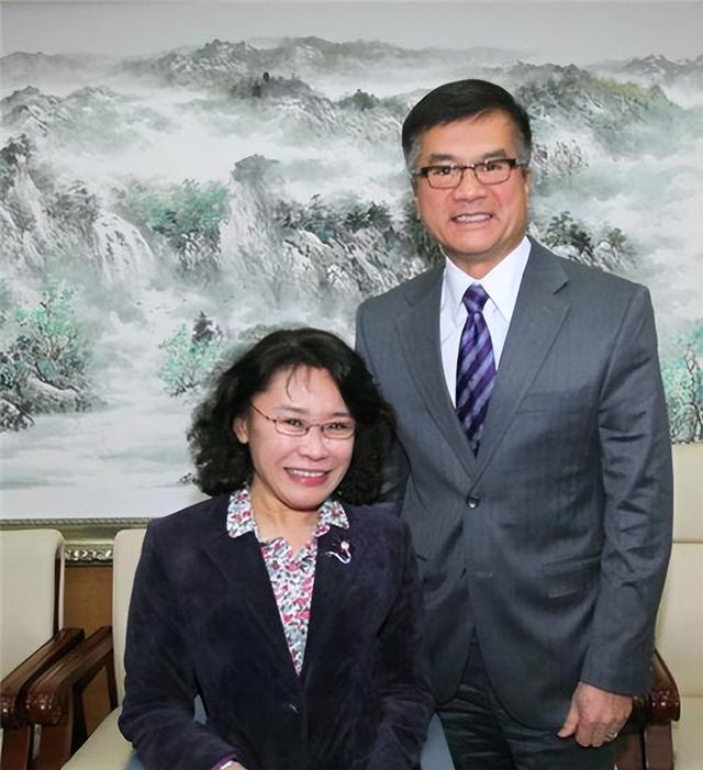 1982 年高材生王佐良娶瘫痪的张海迪，40 年后，才知他是人间清醒