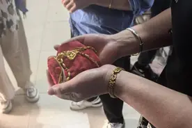 价值超5万的结婚金器被盗？民警翻遍20个垃圾桶帮找回图片