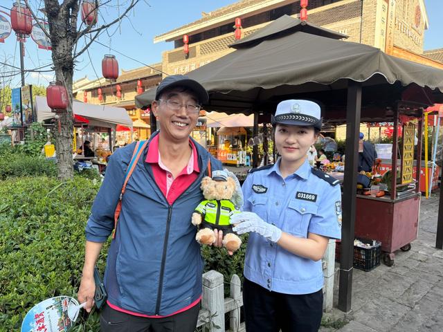 六盘水市交警支队直属一大队:守护避暑季 畅行荷城美景间