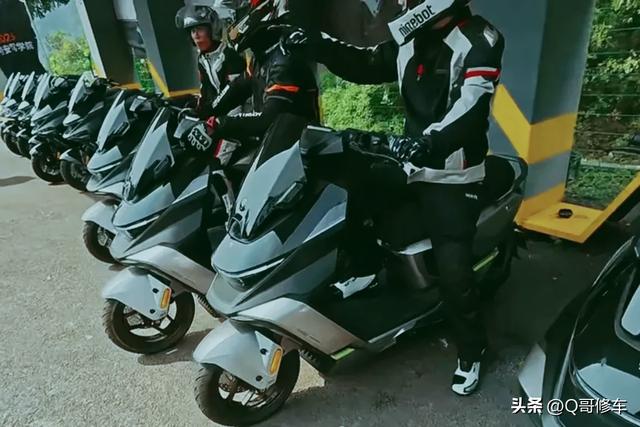 同样是九号的高端电动车，新亮相的M5车型对比E300，配置怎么样